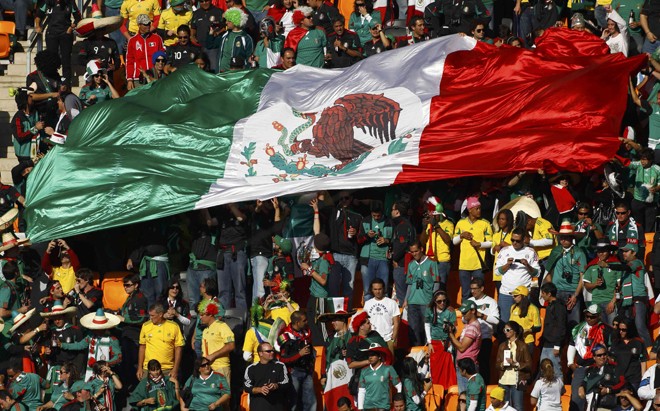 [Image: 11371-fans-hold-up-a-large-mexican-flag-...ld-cup.jpg]
